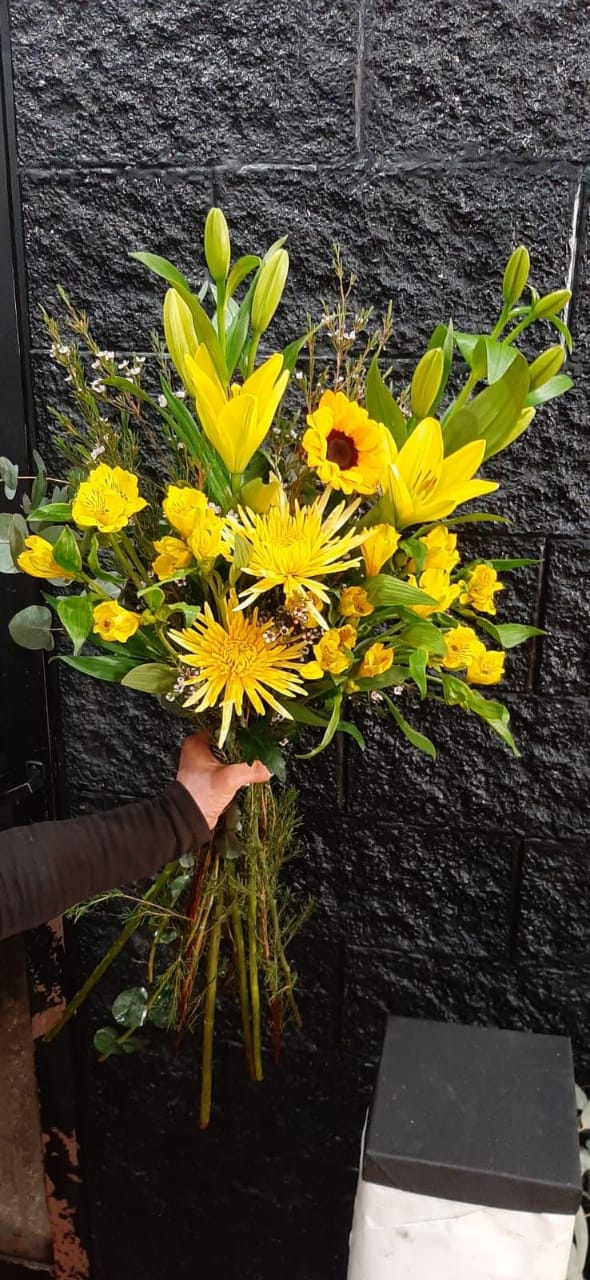 Envio y venta de flores ,rosas, plantas,arreglos florales ,regalos y desayunos a domicilio con delivery gratis en la Ciudad Autonoma de Buenos Aires y con costo de env�o en localidades del Gran Buenos Aires asi como delivery de flores y plantas a trav�s de florerias asociadas en todas las provincias de la Argentina, Buenos Aires, la Pampa, Tucuman, La Rioja, R�o Negro, Entre Rios, Corrientes, Misiones, Neuquen, Chubut, Tierra del Fuego, Santa Cruz, San Luis, Mendoza, Cordoba, Jujuy, Formosa, Santiago del Estero, Salta, Chaco, Catamarca ,San Juan, y ademas realizamos el delivery de flores ,coronas,palmas , plantas y regalos a todas las ciudades de Argentina, Mar del Plata, C�rdoba, Buenos Aires, con cargo en Santa Rosa, La Plata, Bella Vista, Neuquen, Pilar, Paran�, Posadas, Resistencia, Cipolleti y mas de 300 ciudades y localidades en todo el territorio de nuestro pa�s, asi como tambien tenemos la posibilidad de enviar flores a casi todo el mundo en cuestion de horas